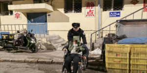 【春雷行动】暮色中的警蓝 民警背轮椅老人上楼回家