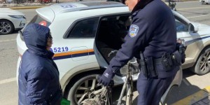 春雷行动：民警巡逻路上，化身“修车工”