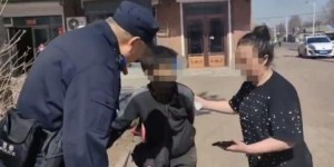 老人遛弯体力不支，民警暖心护送回家