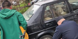 车胎漏气趴窝 民警及时帮助