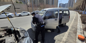 南岗分局巡逻民警暖心服务群众 连日救助多辆私家车解民忧