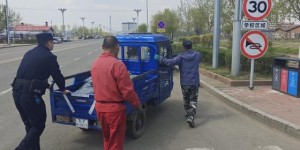 车辆断电停路中 民警推车解民忧