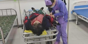 独居老人摔倒无法起身 民警紧急救助送医