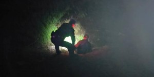 深夜水沟传来“救命”声  民警巡逻发现巧处理