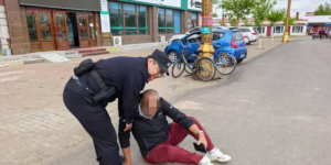 老人摔倒路边 民警“闪现”及时救助