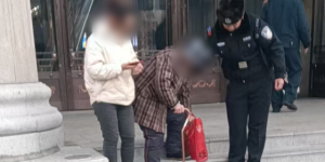 南岗公安分局民警巡逻中帮助走失跌倒老人 暖心守护诠释为民初心