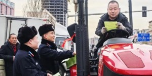 藏蓝身影护春耕 冰城沃野绘“丰”景