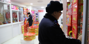 守住销售第一线：民警将安全燃放烟花爆竹宣传送进商户