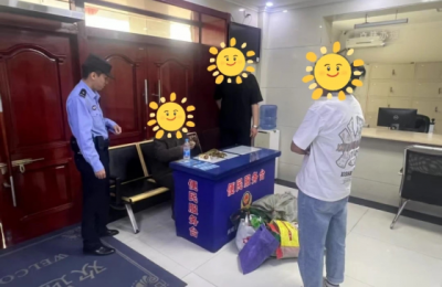 艾草香里话平安 冰城民警街头传递警民情